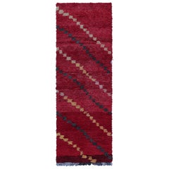 Alfombra marroquí Azilal roja con motivos geométricos de los años 50 by Rug & Kilim