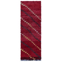 Tapis de course marocain Azilal des années 1950 en rouge avec motifs géométriques par Rug & Kilim