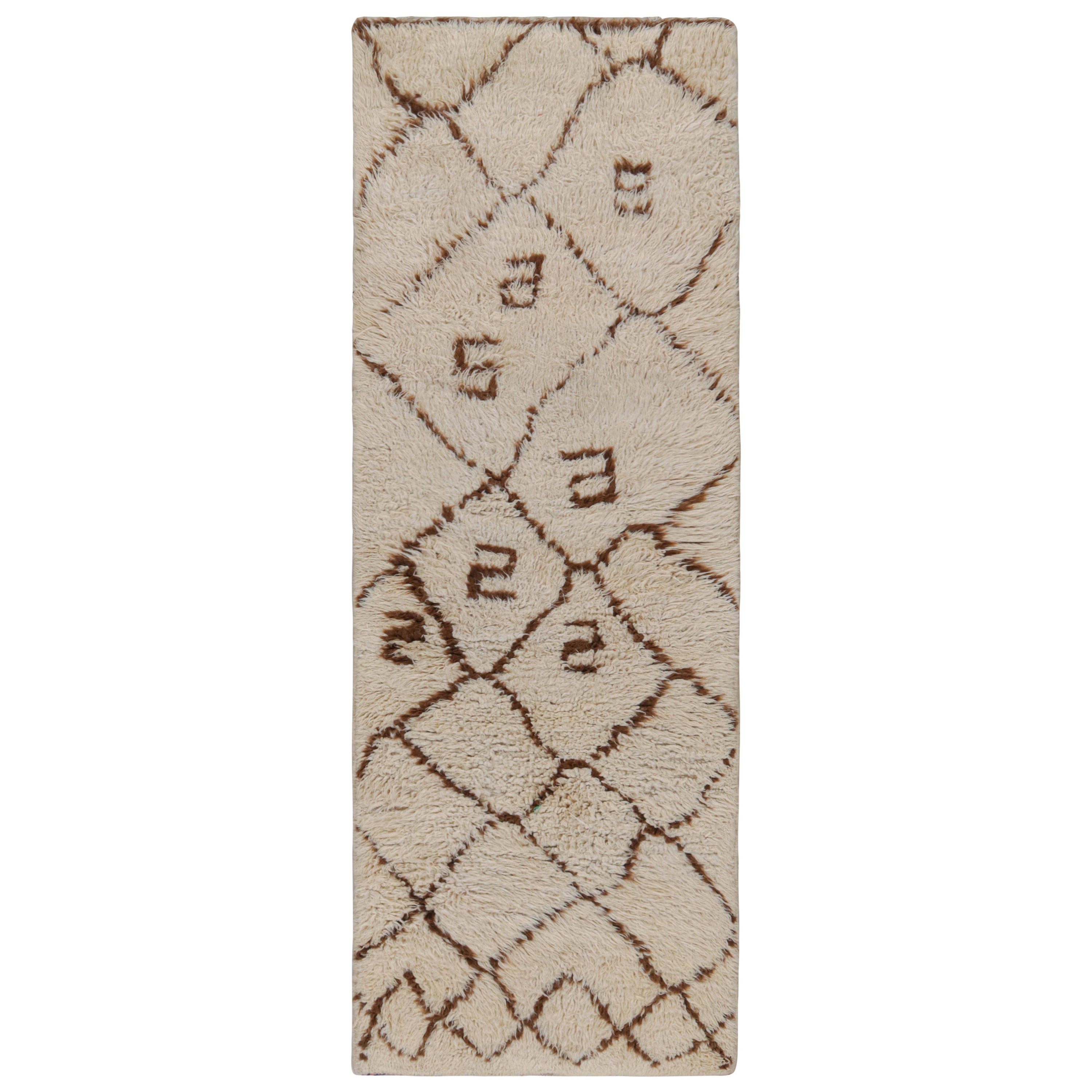 1950er Azilal Marokkanischer Teppich in Beige mit braunen Mustern von Rug & Kilim
