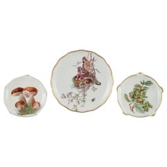 Bing & Grøndahl et autres. Trois plats peints à la main en porcelaine.