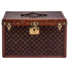 Louis Vuitton Trunk. Monogram. Malle Courrier 100. KOS home  Louis vuitton  trunk, Louis vuitton suitcase, Trunk furniture