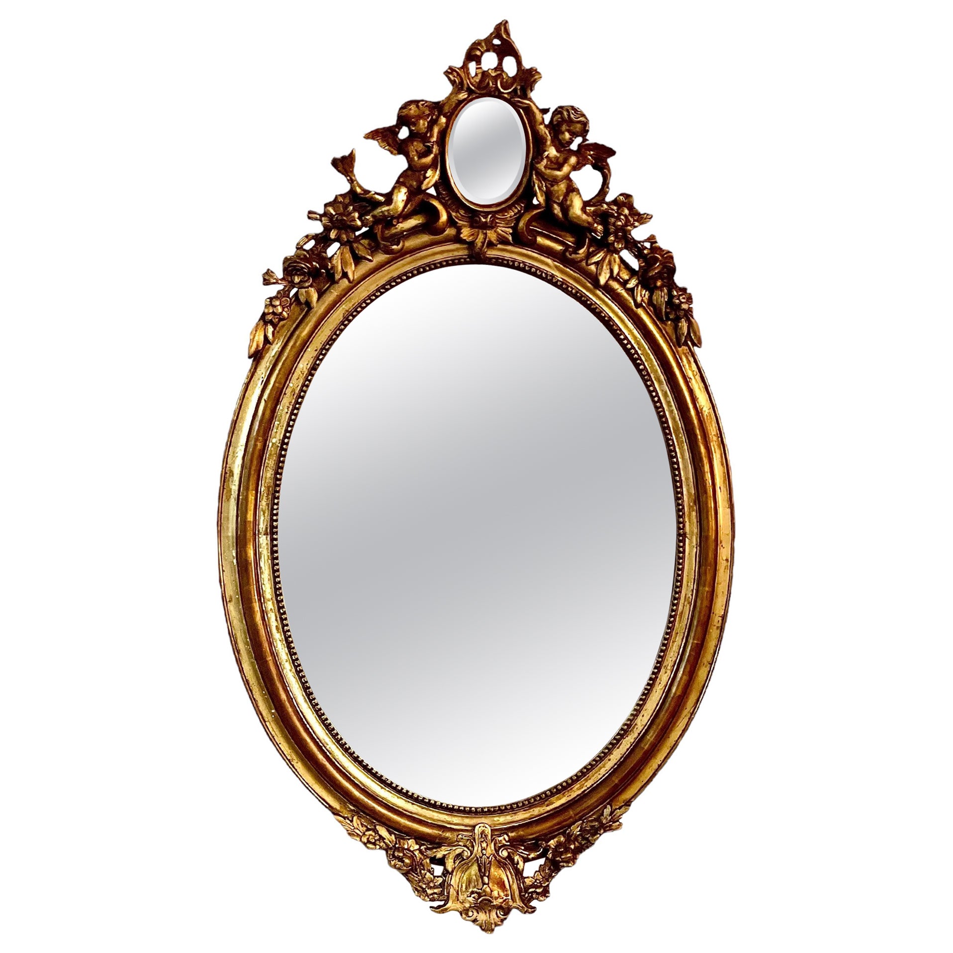 Miroir ovale ancien français en bois doré avec chérubins en vente