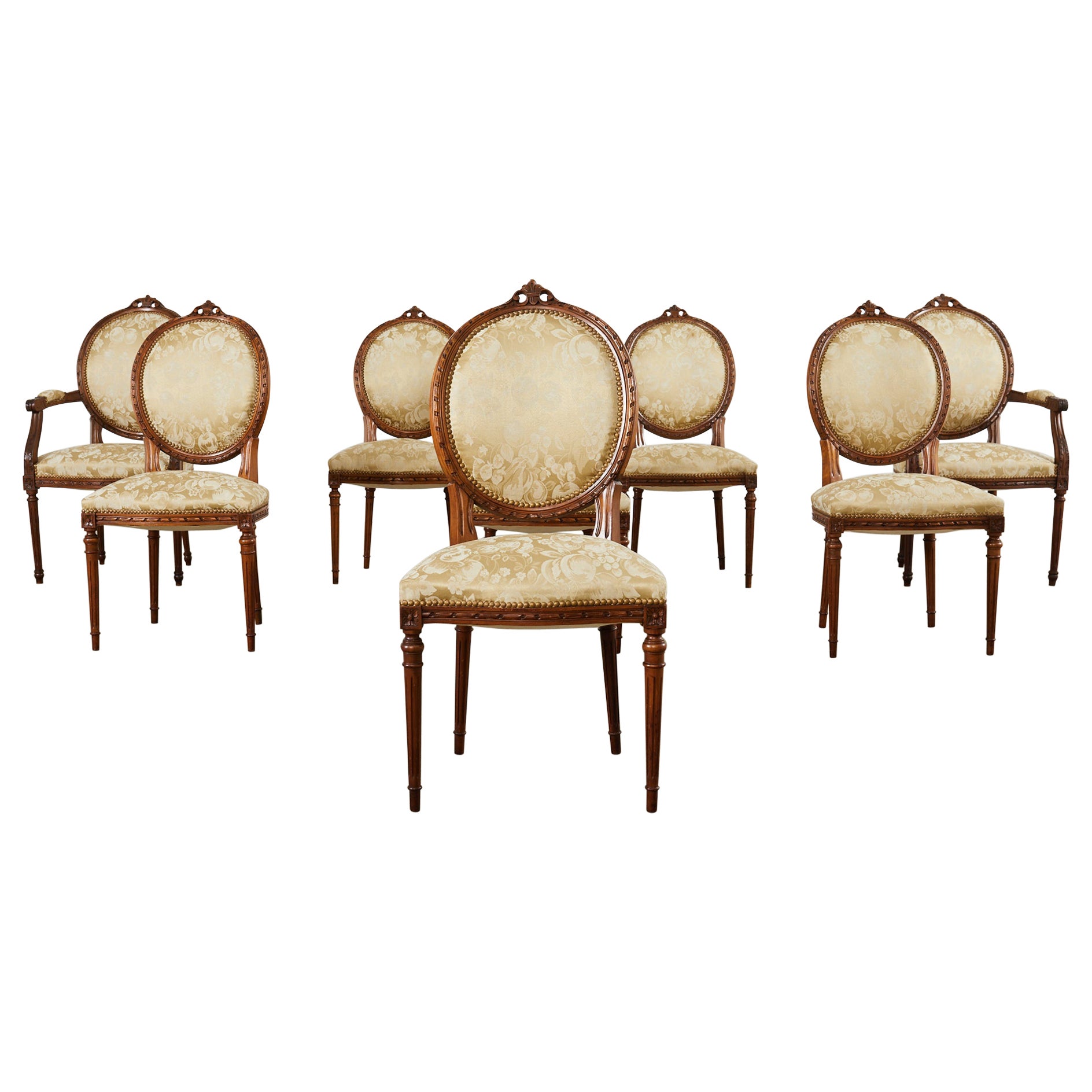 Satz von acht französischen Esszimmerstühlen aus Nussbaum im Louis-XVI-Stil