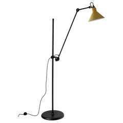 DCW Editions La Lampe Gras N°215 Stehleuchte mit schwarzem Arm und gelbem Lampenschirm