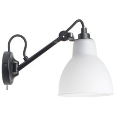DCW Editions La Lampe Gras N°104 SW Lampada da parete con braccio nero e paralume in policarbonato