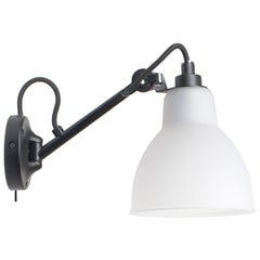 DCW Editions La Lampe Gras N°104 SW Wandleuchte mit schwarzem Arm und Polycarbonat-Schirm