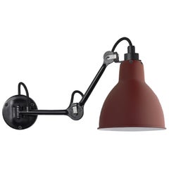 DCW Editions La Lampe Gras N°204 Wandleuchte mit schwarzem Stahlarm und rotem Schirm