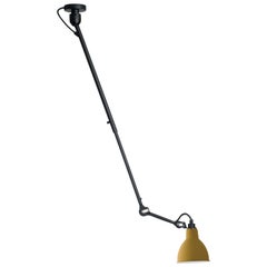 DCW Editions La Lampe Gras N°302 Pendelleuchte mit schwarzem Arm und gelbem Lampenschirm