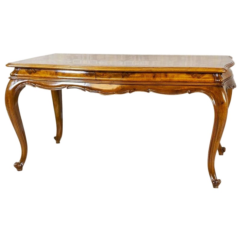 Table centrale en noyer de style Revive Rococo du début du 20e siècle