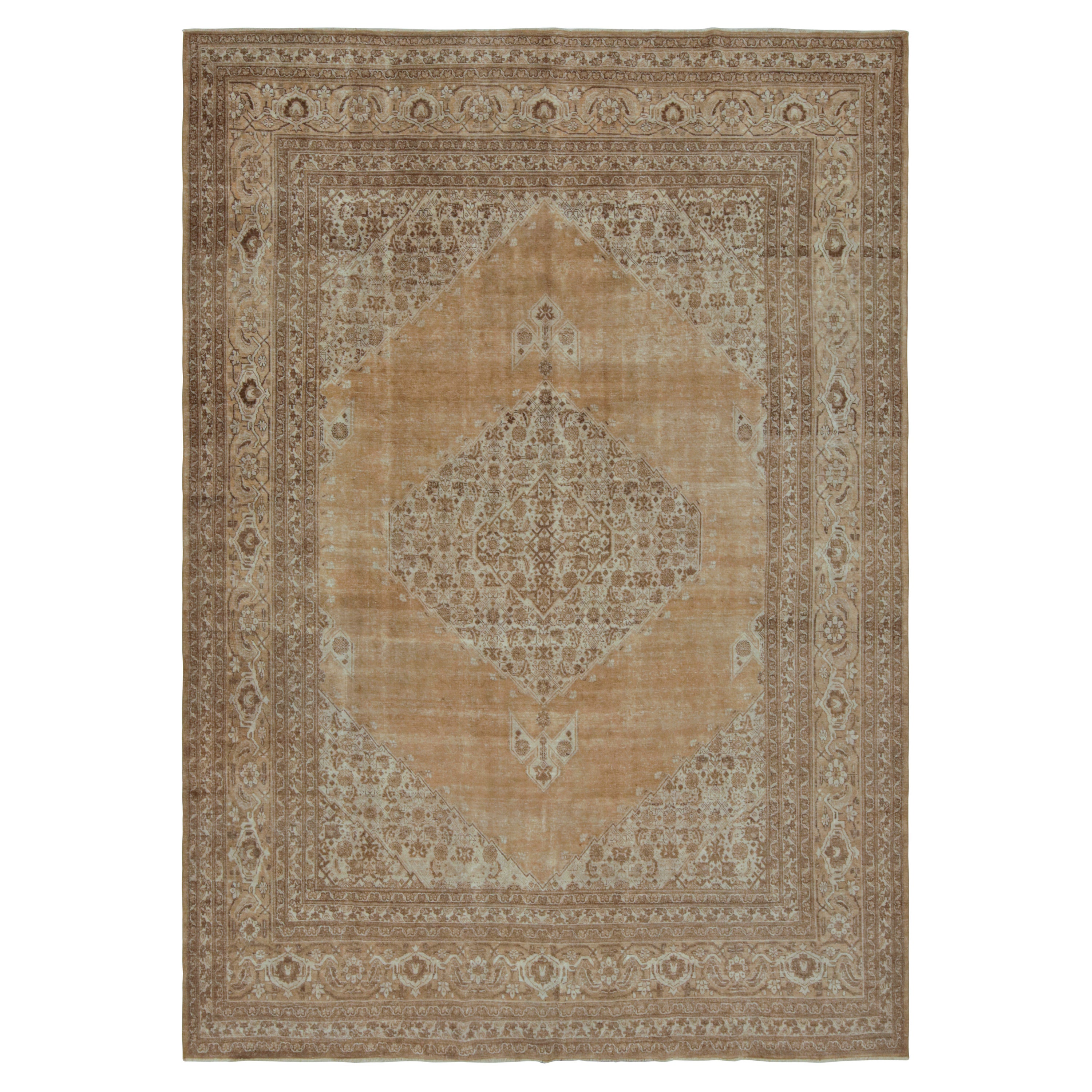 Antiker persischer Täbriz-Teppich in Brown, mit offenem Feld, von Rug & Kilim