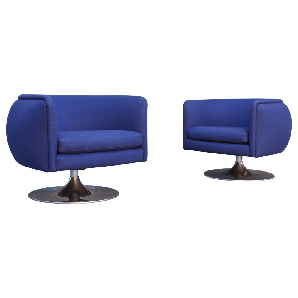 Joe D'Urso for Knoll Pair of Swivel Club Lounge Chairs in Deep Blue Wool Blend