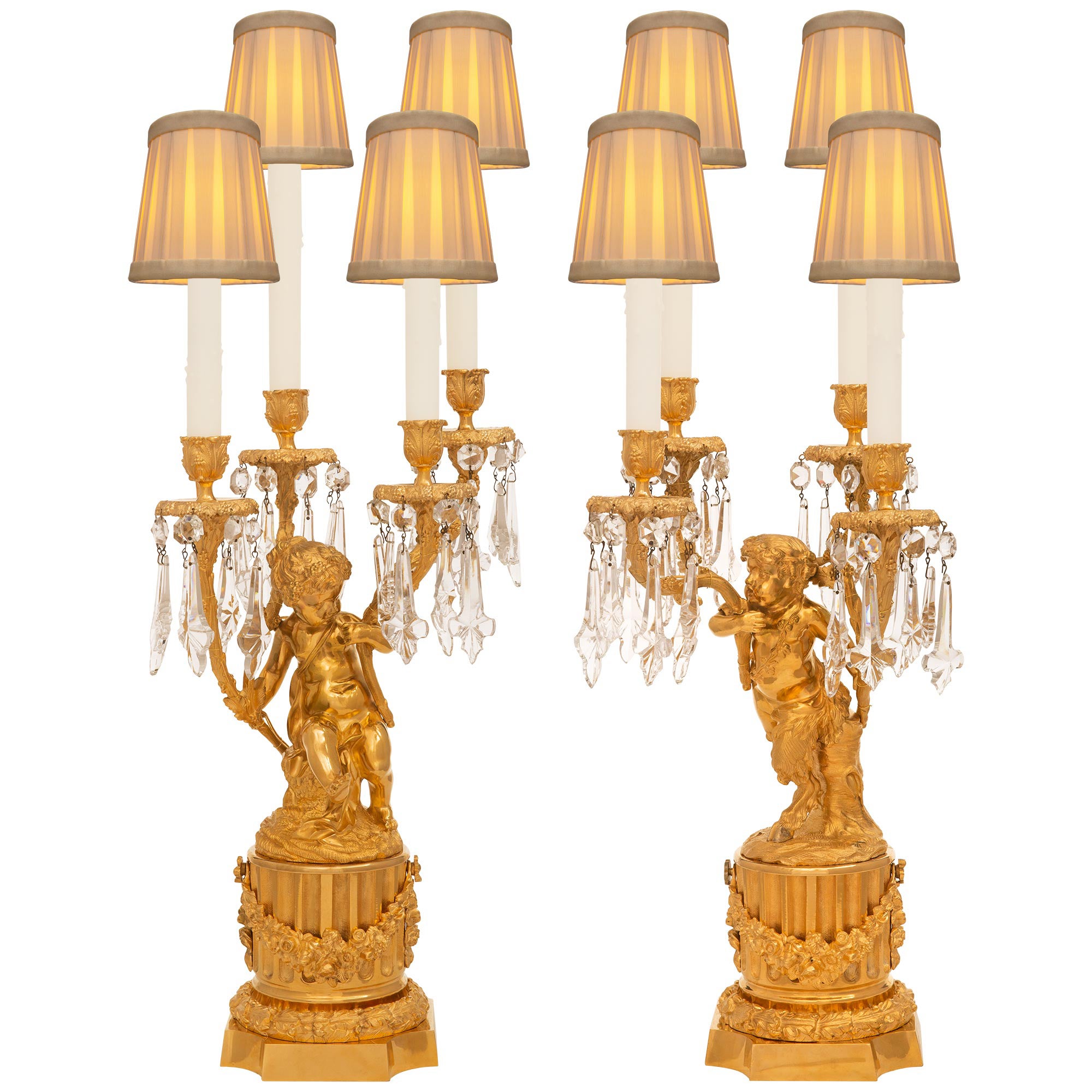 True True, Paar französische Louis-XVI-Kandelaberlampen aus Goldbronze und Kristall aus dem 19. Jahrhundert im Angebot