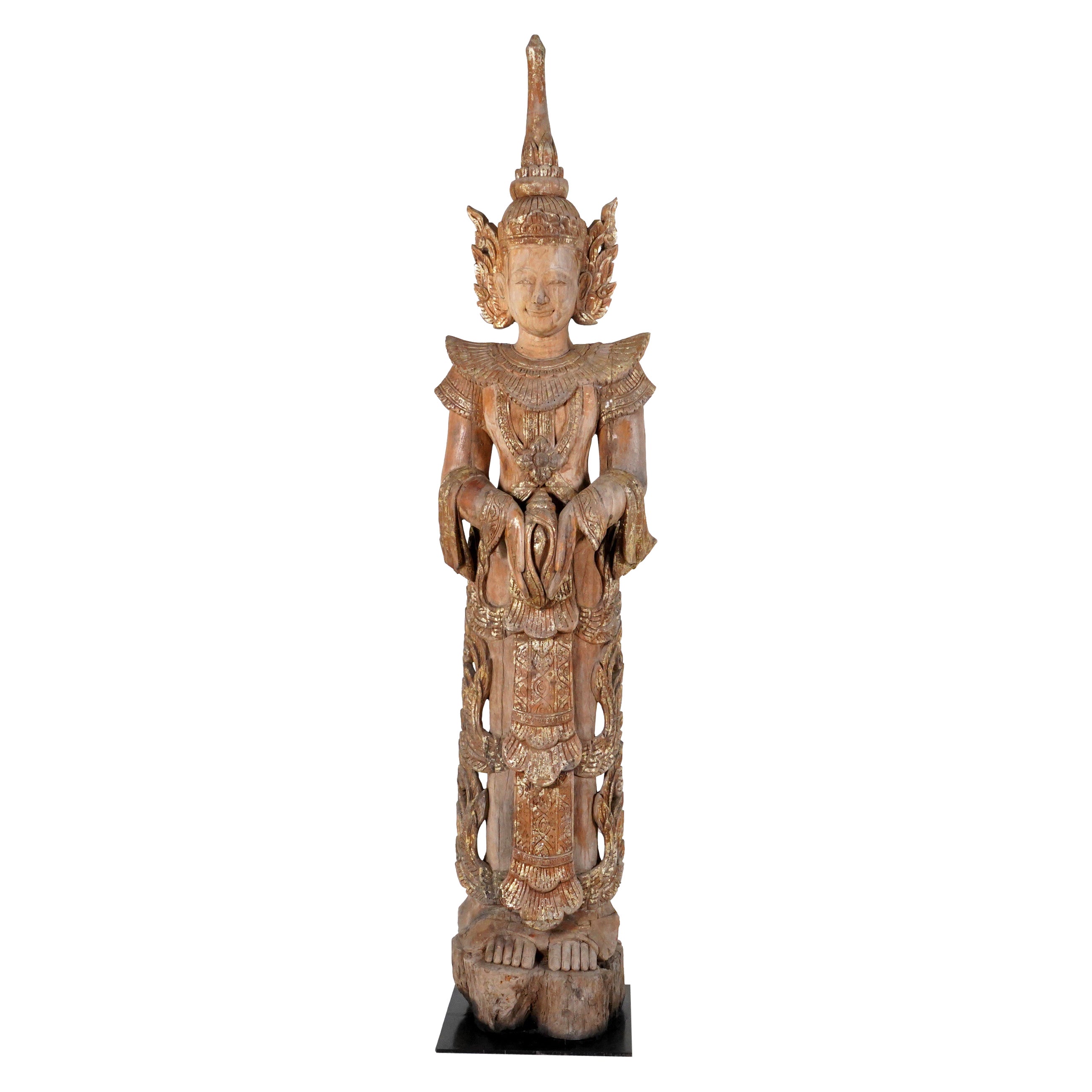 Eine thailändische Teakholz-Skulptur eines Blessing Engels im Angebot