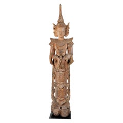 Eine thailändische Teakholz-Skulptur eines Blessing Engels