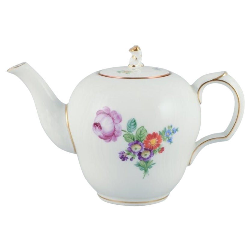 Royal Copenhagen, Flor de Sajonia, tetera decorada a mano con flores policromadas