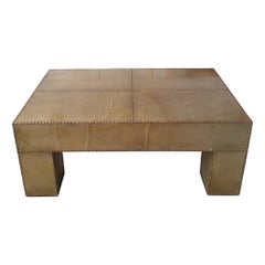 Grande table basse vintage de style Sarreid - aluminium clouté de couleur laiton