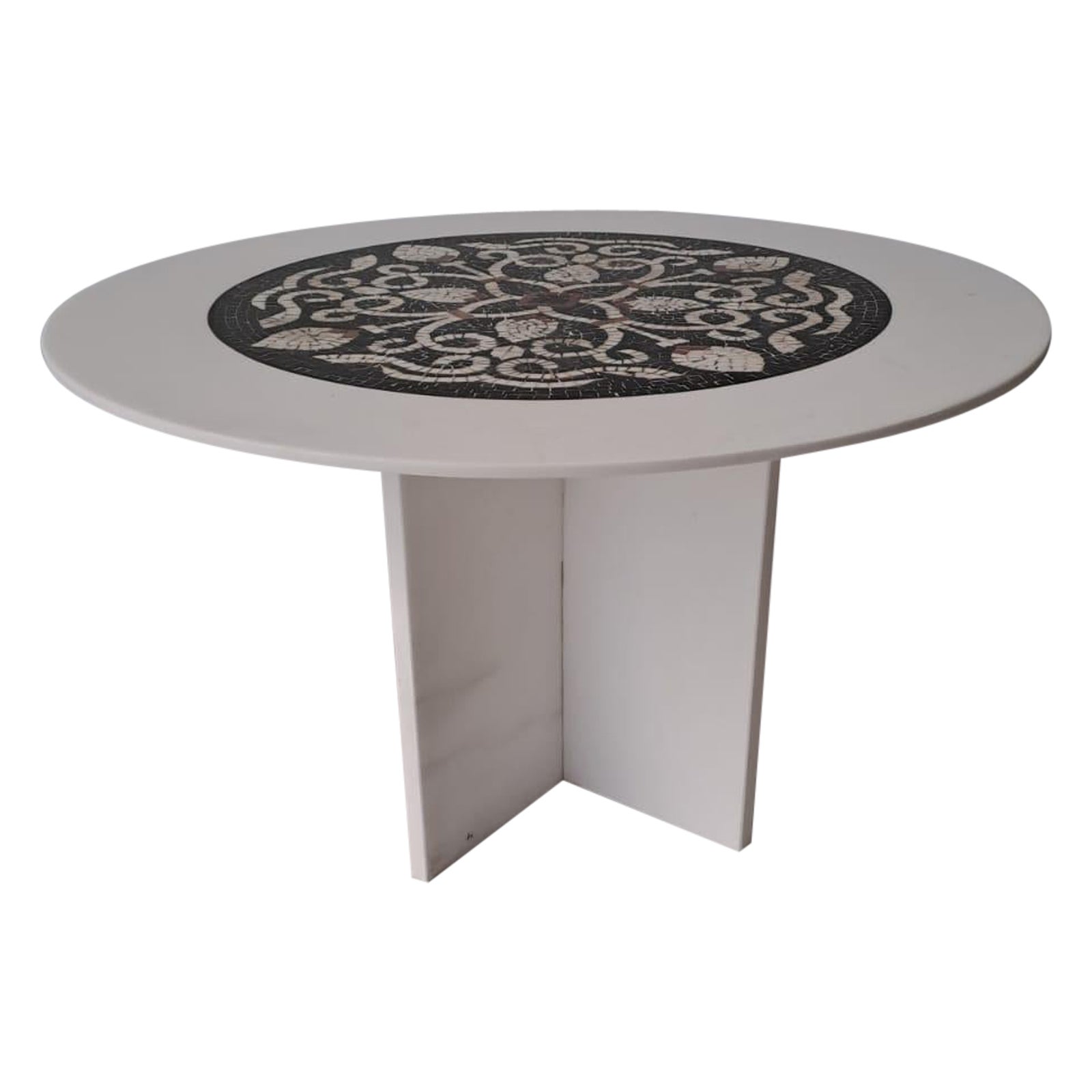 La table basse Maze est faite de l'exquis marbre grec de Thasos et d'un plateau en mosaïque de marbre. Cette table basse est un meuble luxueux et accrocheur qui allie la beauté intemporelle de la pierre naturelle à un savoir-faire artisanal