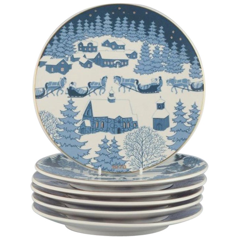 Raija Uosikkinen pour Arabia, Finlande, un ensemble de six assiettes de Noël en porcelaine. en vente