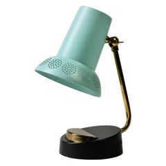 Mid-Century Matégot Stil 1950er Jahre perforiert Metall Schatten Tischlampe oder Schreibtisch Licht