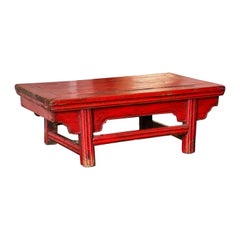 Ancienne table basse Kang chinoise en laque rouge