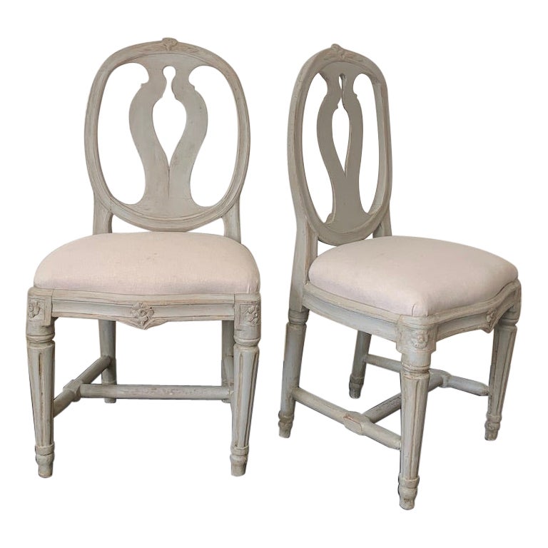 Une paire de chaises suédoises modèle en vente