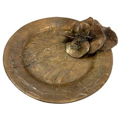 Plat sculptural en bronze avec ornements d'orchidées en bronze d'Ellen Brenner, signé