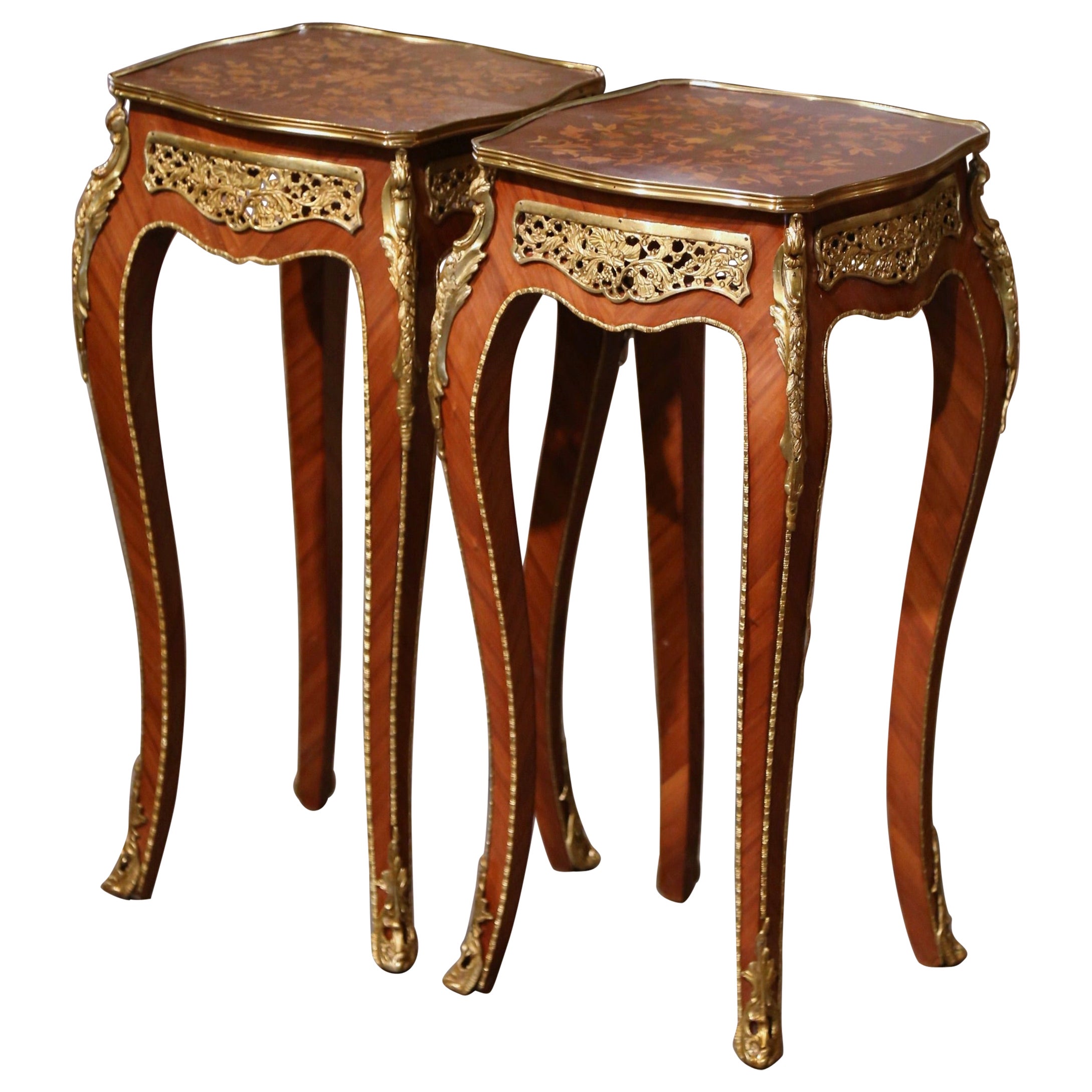 Paire de tables d'appoint en marqueterie et orfèvrerie Louis XV du milieu du siècle dernier en vente