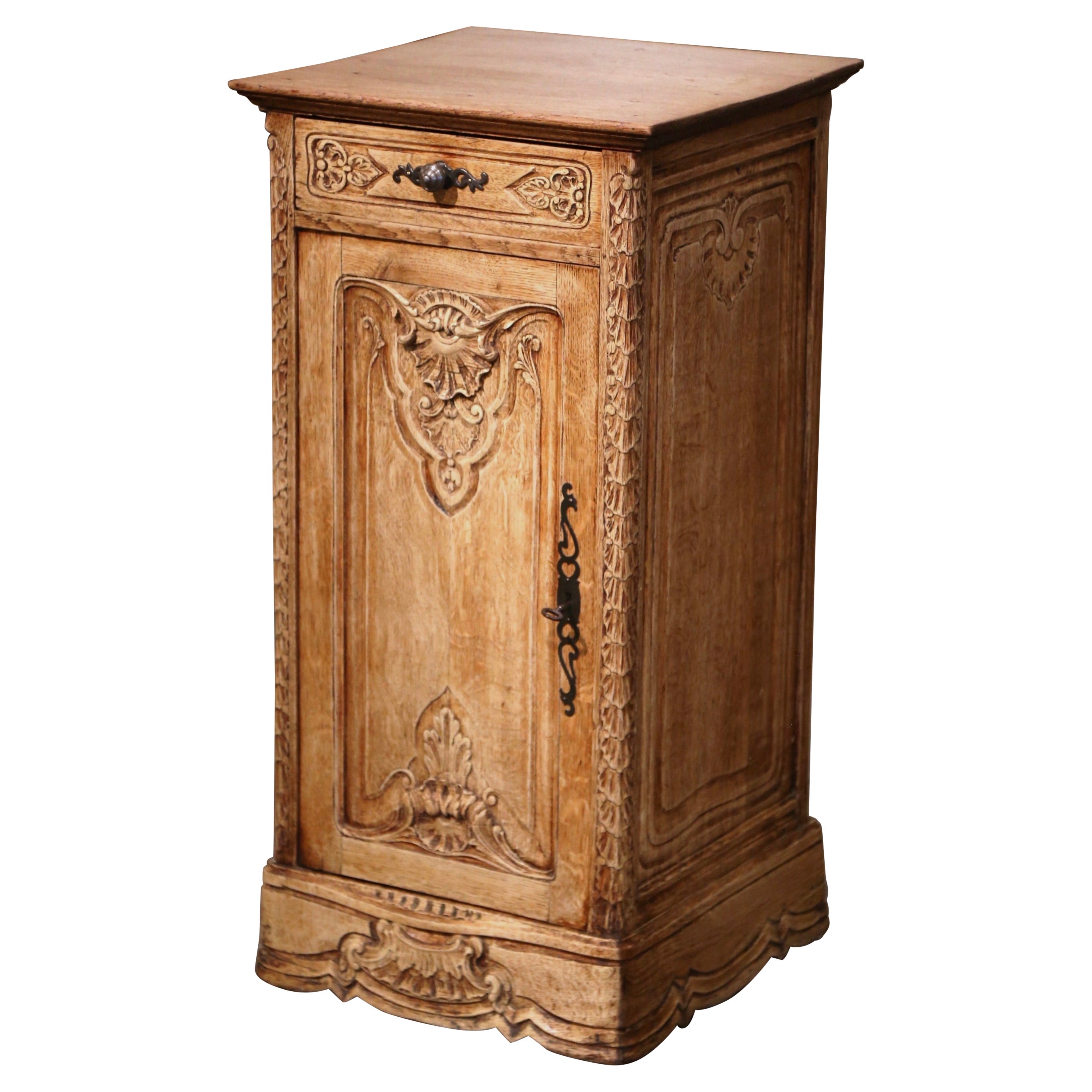 Armoire en chêne blanchi du début du 20e siècle, de style Louis XIV, sculptée, provenant de Normandie en vente