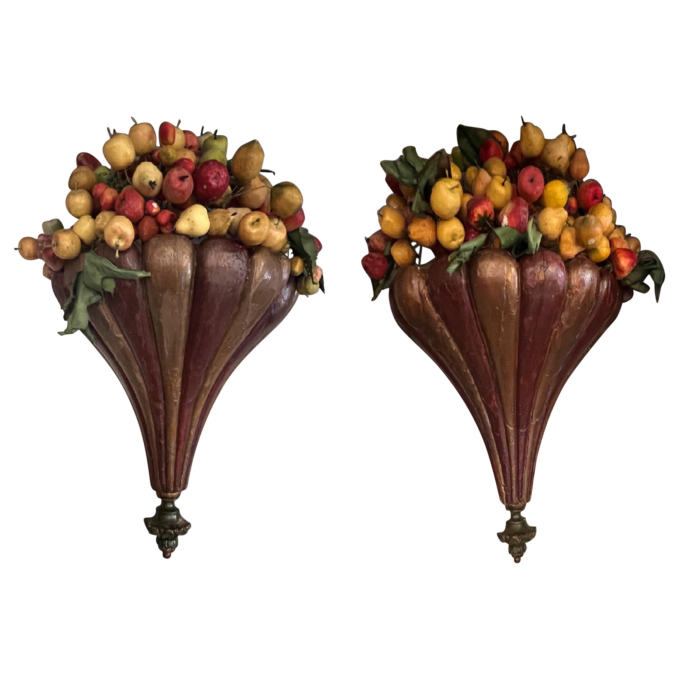 Coppia di appliques a forma di cornucopia in legno con frutta, primi '800 For Sale