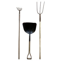 Ensemble de trois outils de jardinage en bois et en fer du début du 20e siècle