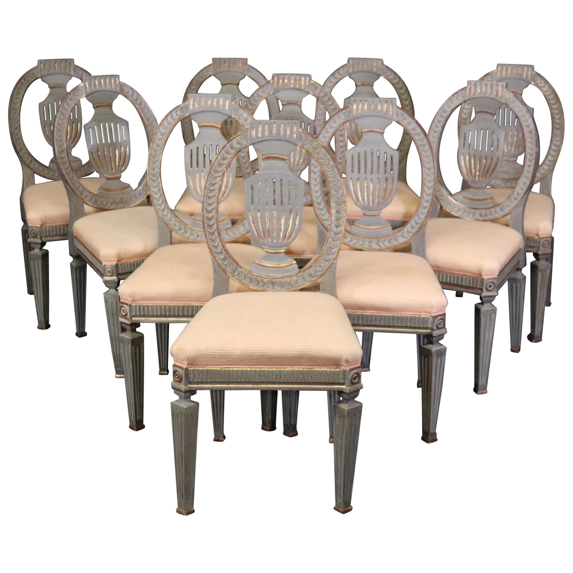 Ensemble de 10 véritables chaises de salle à manger gustaviennes suédoises décorées de peinture grise dorée 
