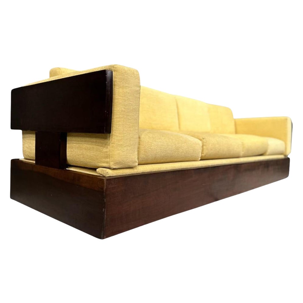 Brasilianisches modernes Sofa aus Hartholz und gelber Chenille, Celina, Brasilien, 1960er Jahre im Angebot