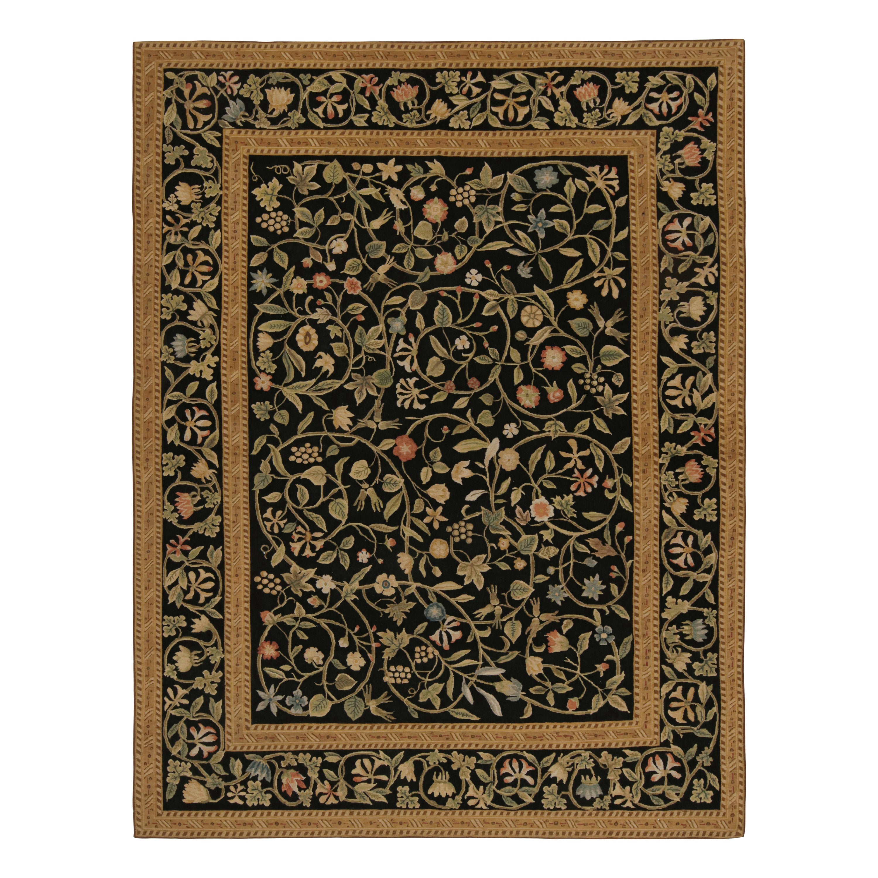Rug & Kilim's Teppich im europäischen Stil in Schwarz mit beigefarbenen und grünen Blumenmustern