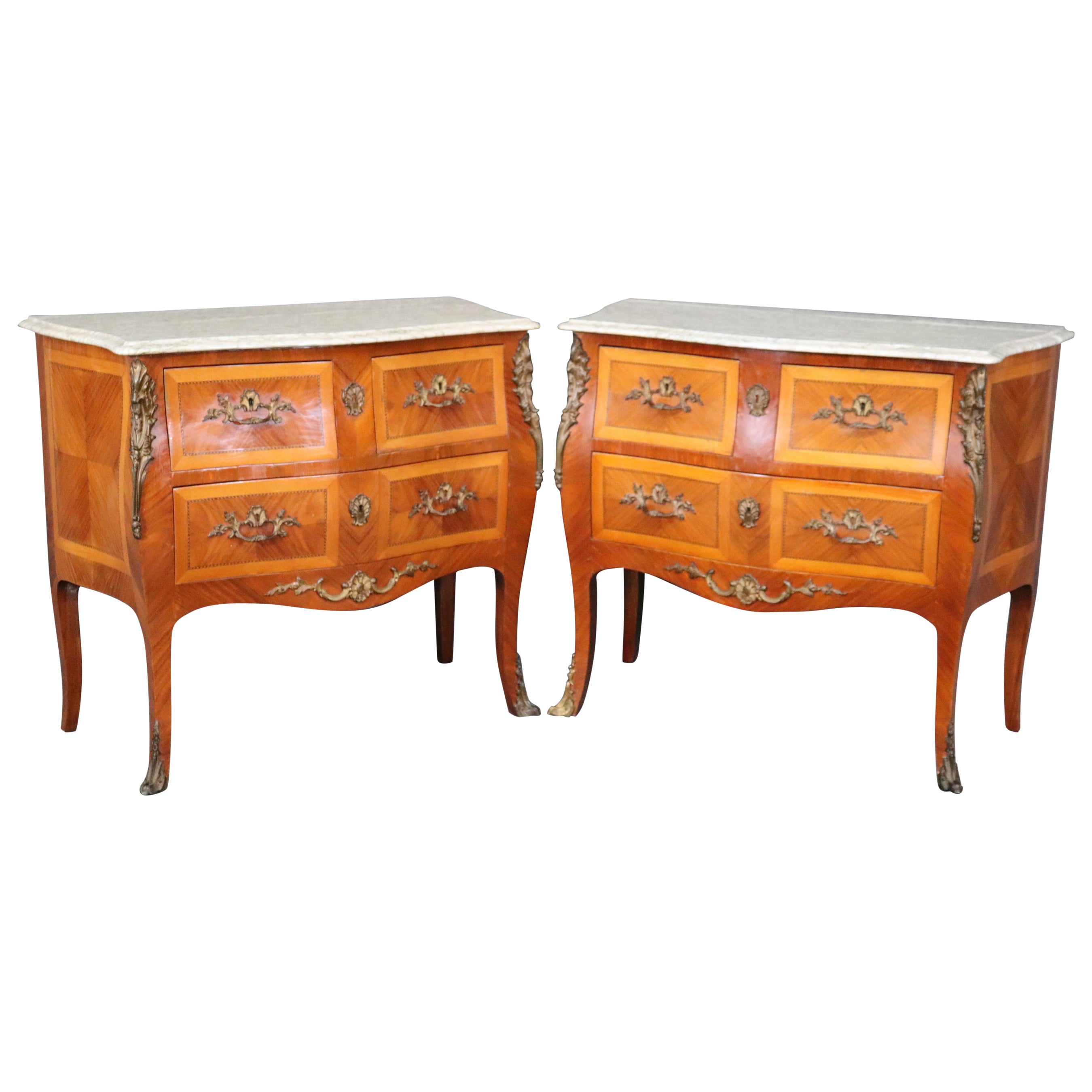 Paire de commodes Louis XV en bois de roi et satiné à plateau de marbre 