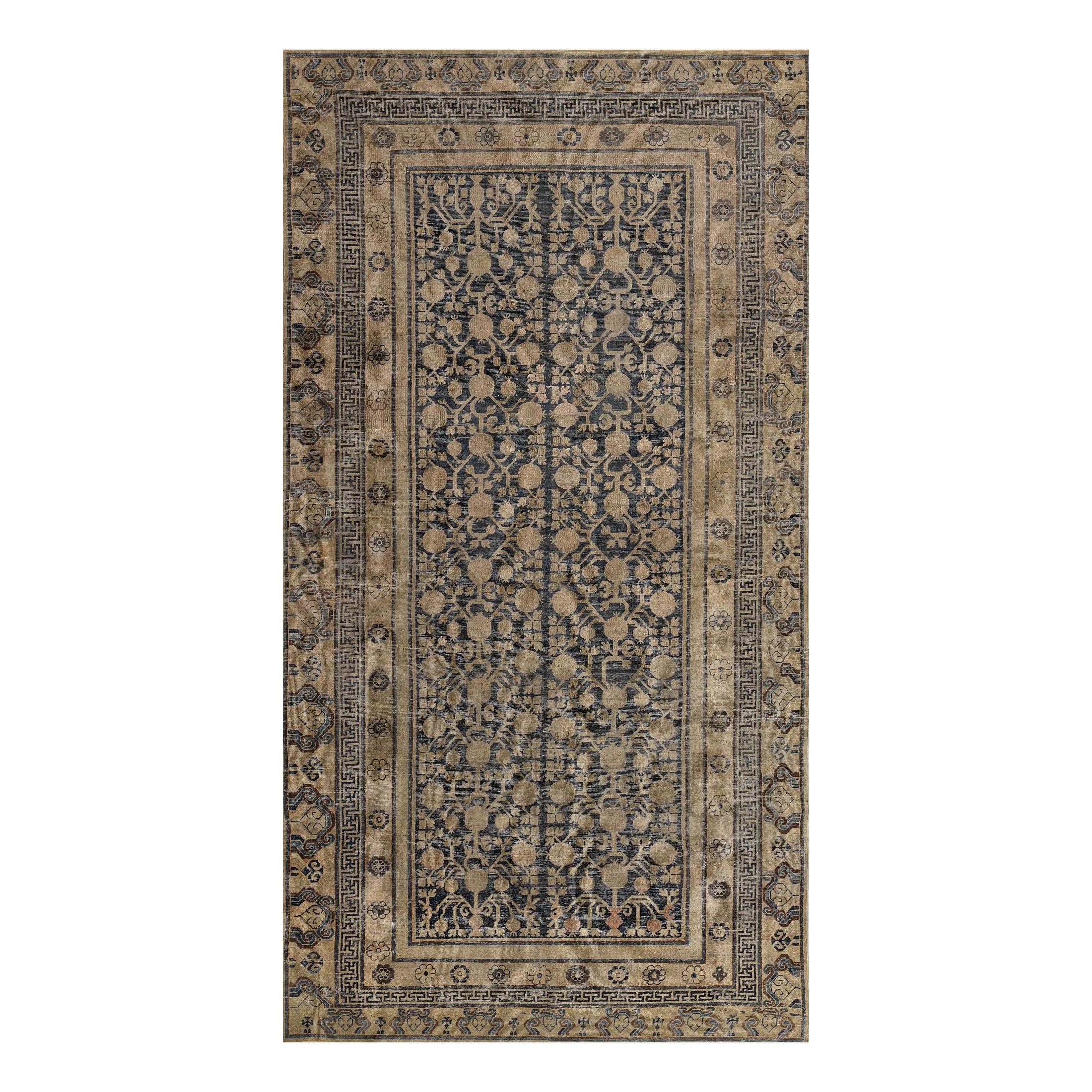 Antiker Khotan-Teppich aus Ostturkestan aus dem späten 19. Jahrhundert im Angebot