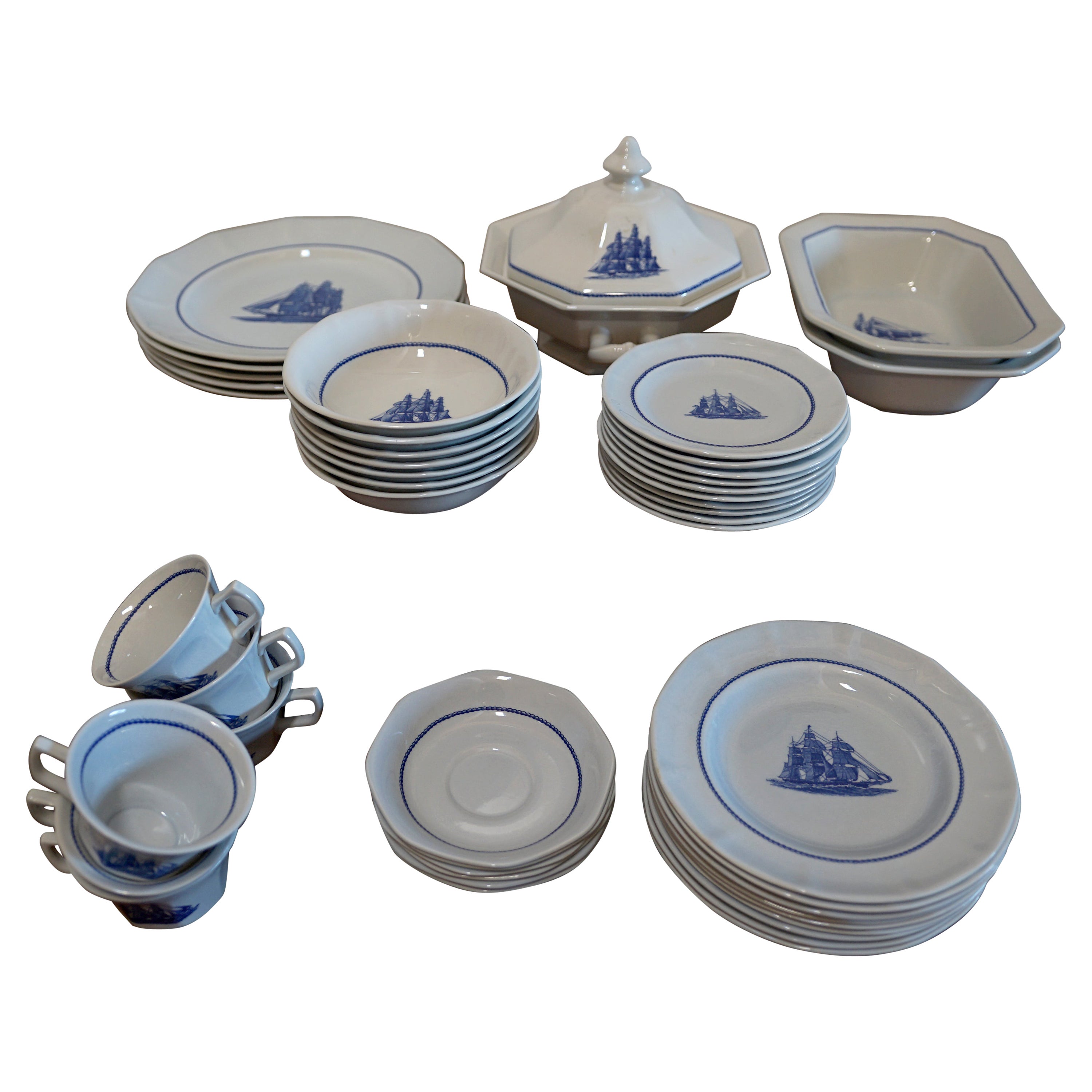 Ensemble de 40 pièces de collection Wedgwood American Clipper en porcelaine bleue et blanche en vente