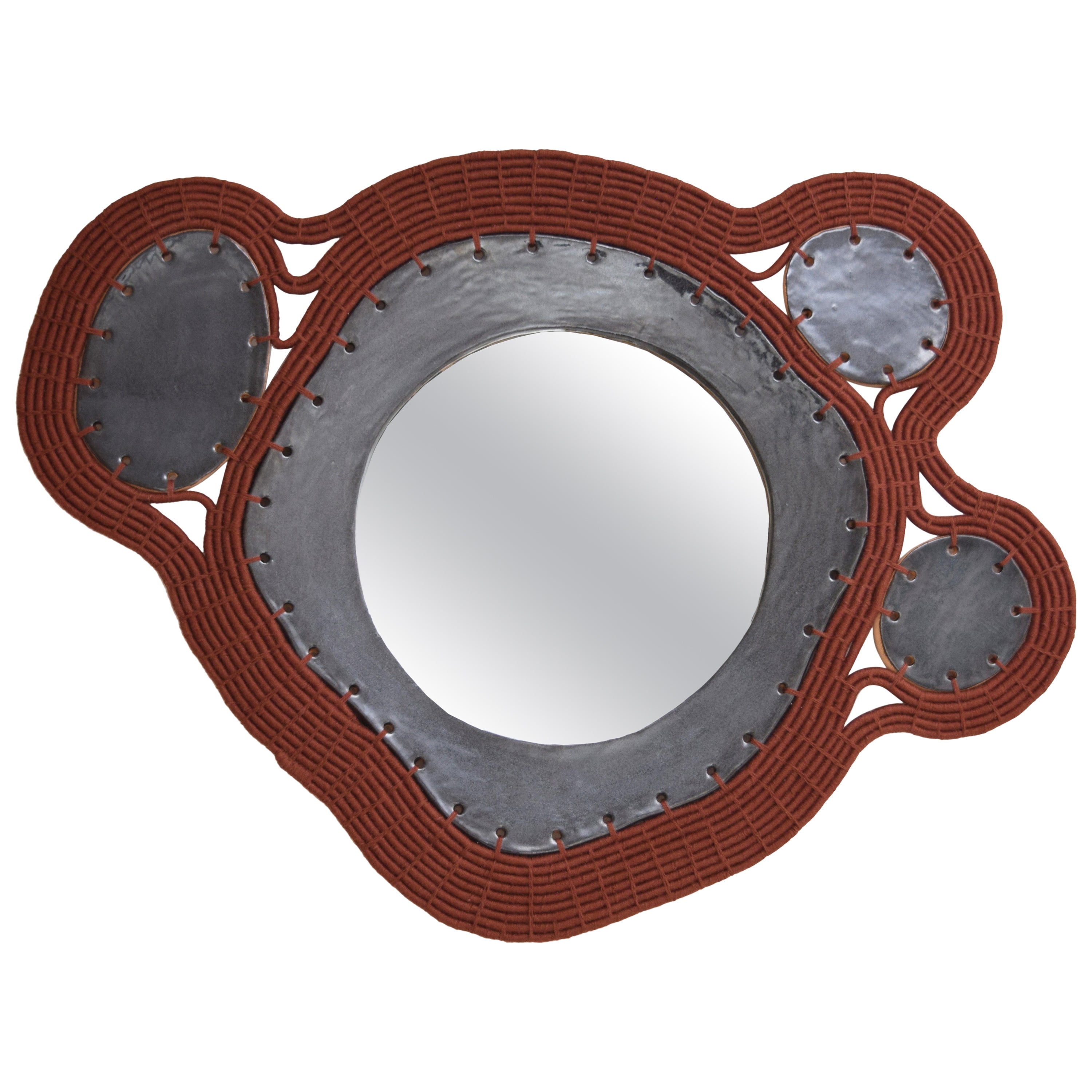 Einzigartiger handgefertigter Spiegel #794, gewebte rostige Baumwolle & schwarz glasierte Keramik