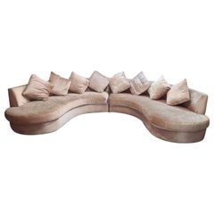 Divano Boomerang in velluto rosa antico cangiante, design anni '50