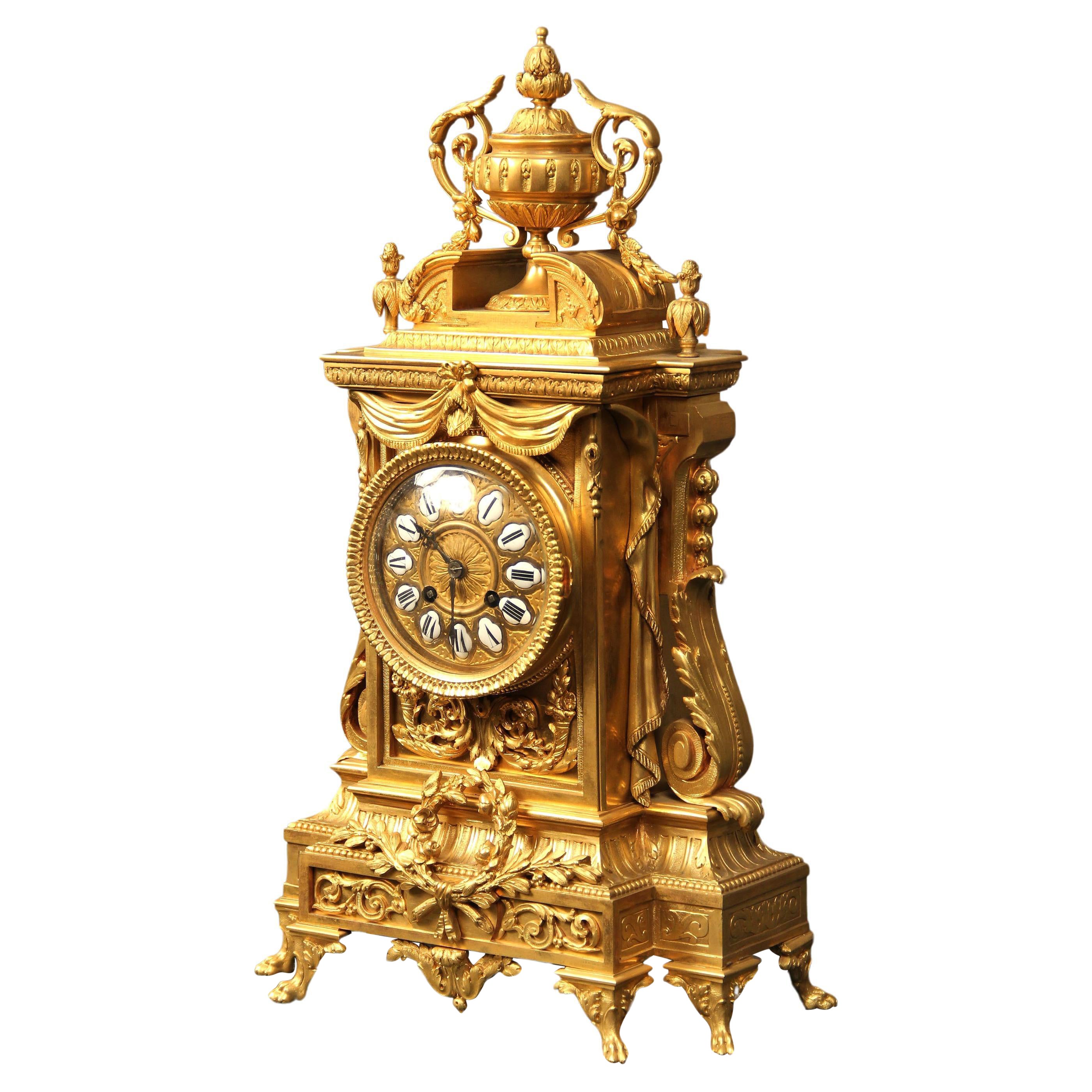 Belle horloge de manteau en bronze doré de la fin du XIXe siècle en vente