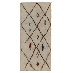 Tapis de course marocain Azilal des années 1950 à motifs beige-brun par Rug & Kilim
