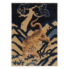 Rug & Kilim's Modernity Peking Tiger Pictorial Rug in Navy Blue and Gold (Tapis illustré du tigre de Pékin en bleu marine et or)