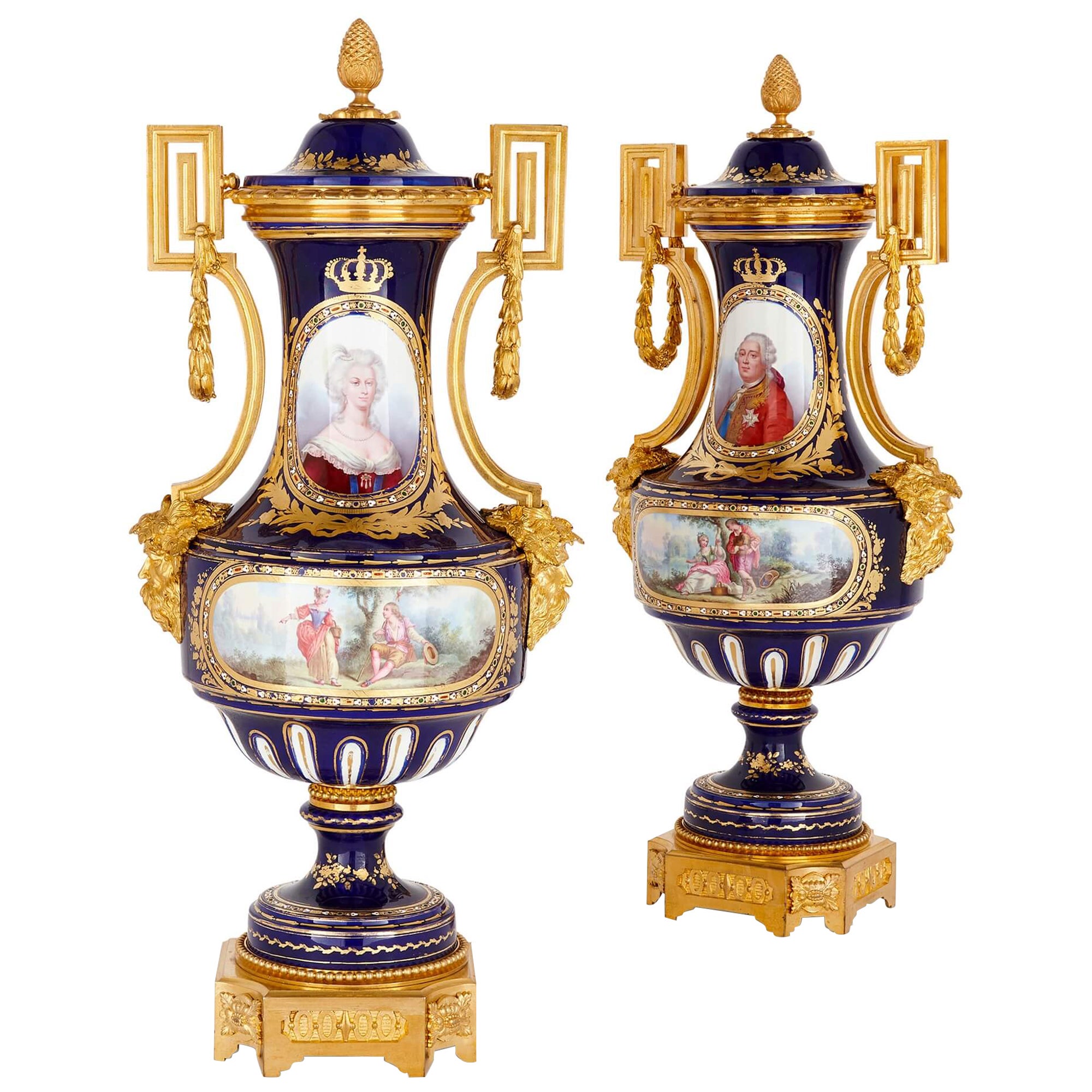 Paire de grands vases en porcelaine bleu cobalt montés en bronze doré et ornés de bijoux en vente