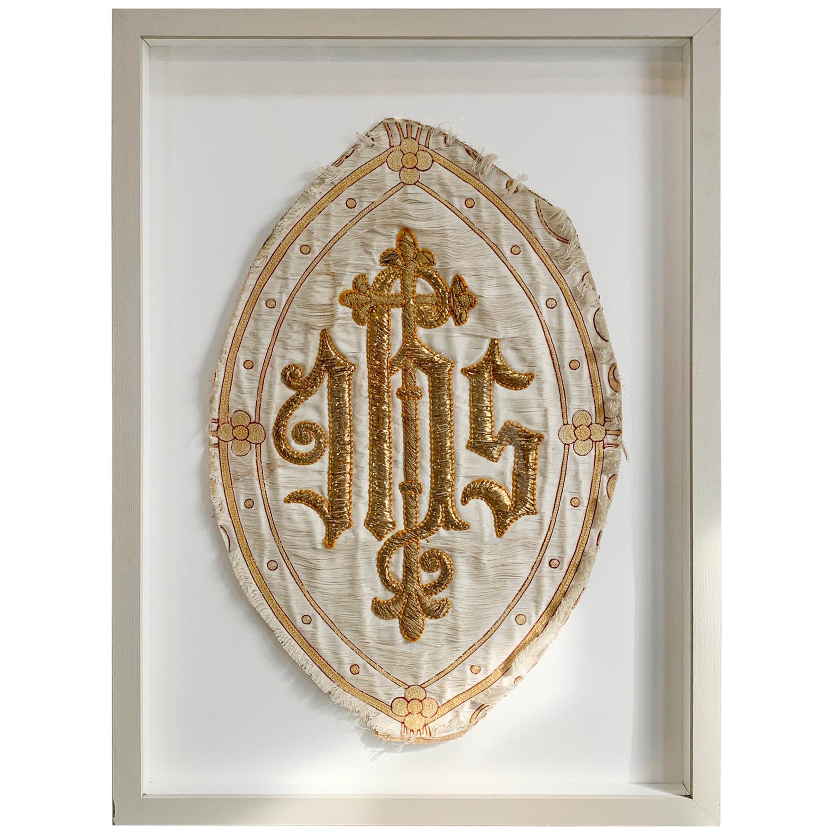 Antiguo panel religioso francés "IHS" bordado en hilo de oro