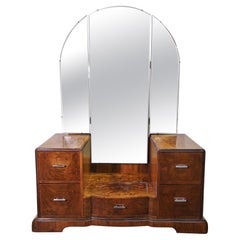 Meuble-lavabo Art Deco en noyer flammé des années 1940 avec miroir de coiffeuse triplé