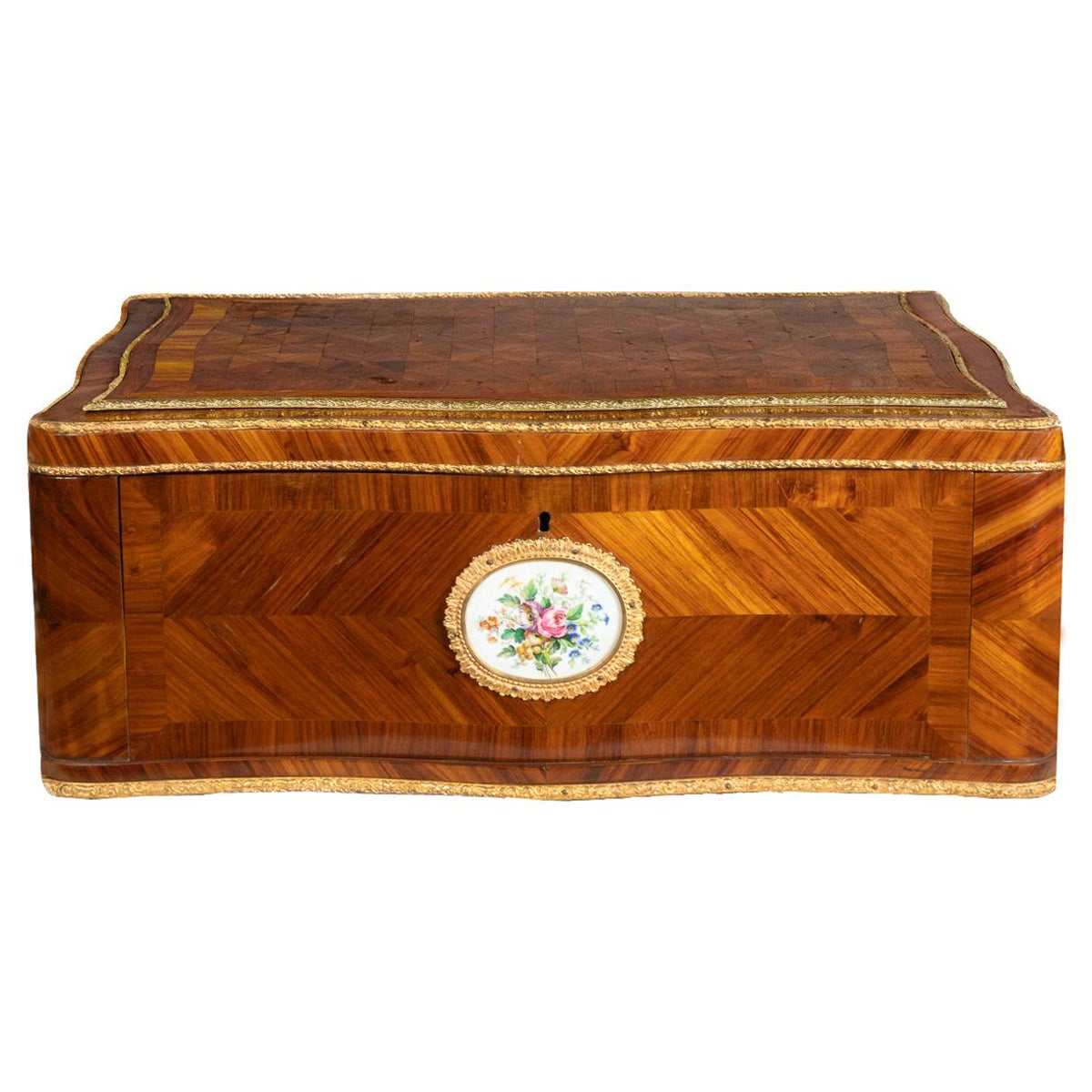 A Louis XVI rosewood chest period toilet box with Sevres porcelain encrusted in gilt bronze hardware.
A interior large mirror and a vast space of small chest drawers for the most complete toilet gentleman or lady.

