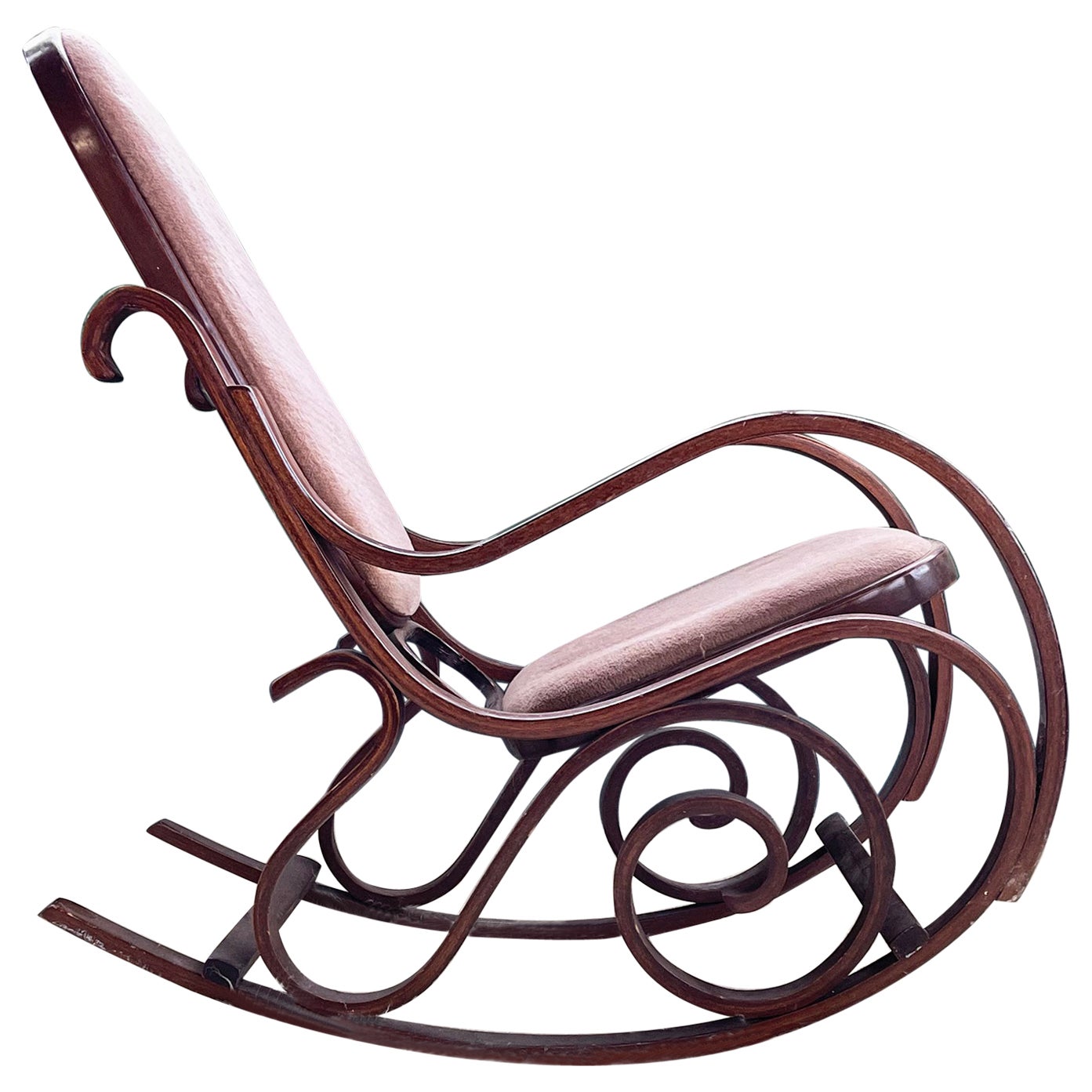 Chaise à bascule n°10 des années 1970 en bois cintré et textile de velours attribuée à Michael Thonet en vente
