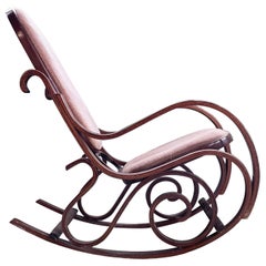 Chaise à bascule n°10 des années 1970 en bois cintré et textile de velours attribuée à Michael Thonet