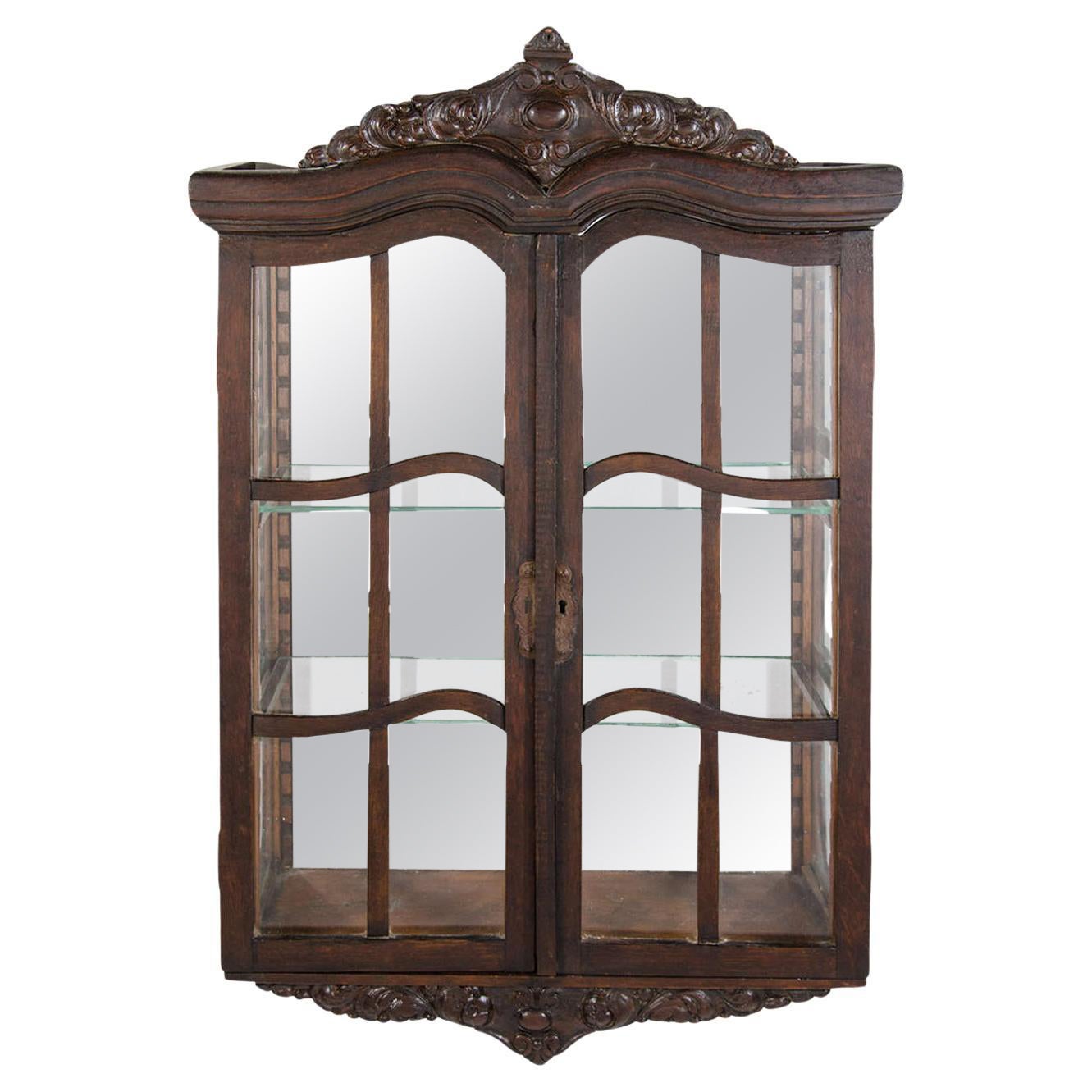 Cabinet de curiosité ancien de style victorien avec designs en Wood sculptés à la main