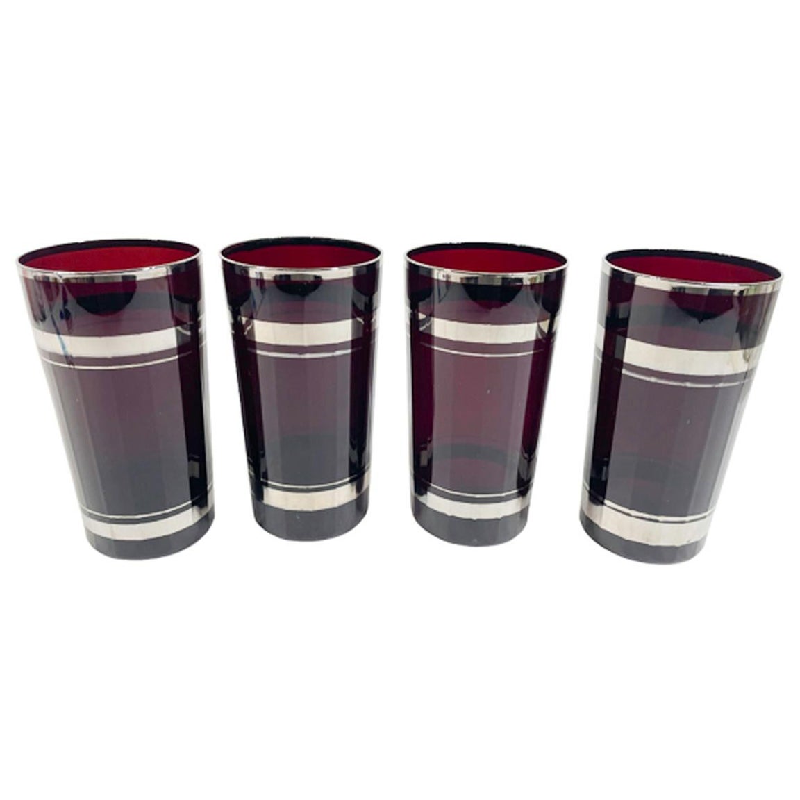 Ensemble de 4 verres Art Déco rouge rubis avec bandes d'argent sur les côtés verticalement facettés en vente