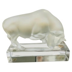 Lalique, Frankreich, Stier-Skulptur aus mattiertem Kristall